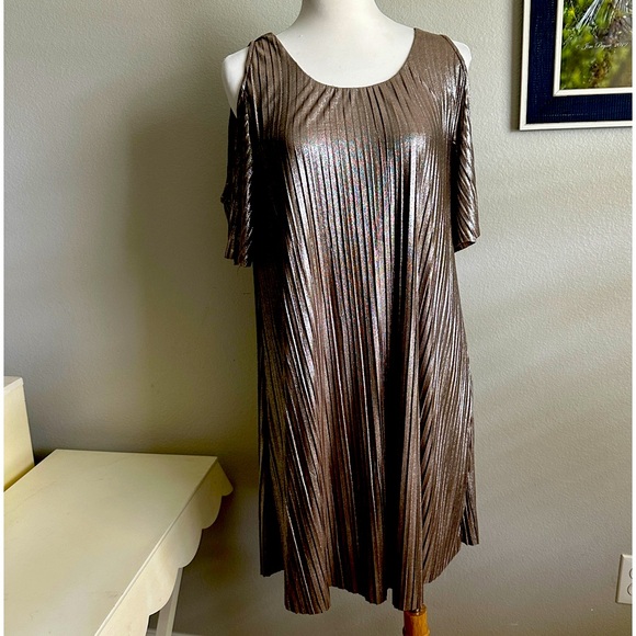 She & Sky Bronze Gold Metallic Pleated Cold Shoulder Dress Women’s Small - Picture 2 of 9